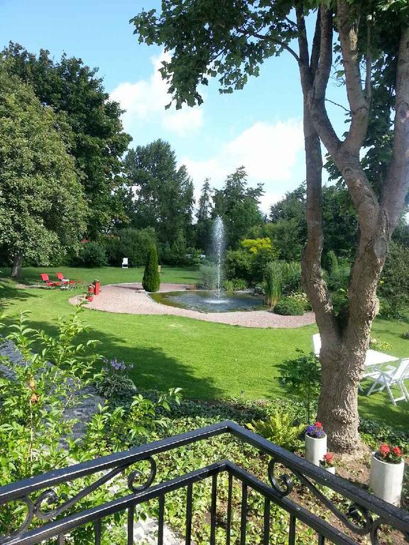 Solrosen I Simrishamn - Oesterlen Bagian luar foto
